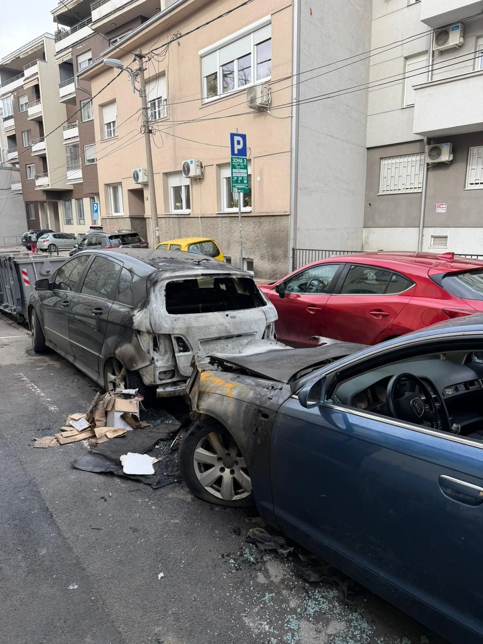 Zapaljen automobil na Vračaru