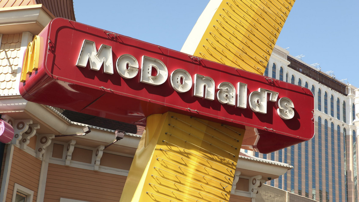 Klienci restauracji McDonald's w Hong Kongu przez siedem godzin zamawiali posiłki i konsumowali je tuż obok zmarłej bezdomnej. Dopiero po tym czasie właściciele restauracji odkryli, że "coś jest nie tak".