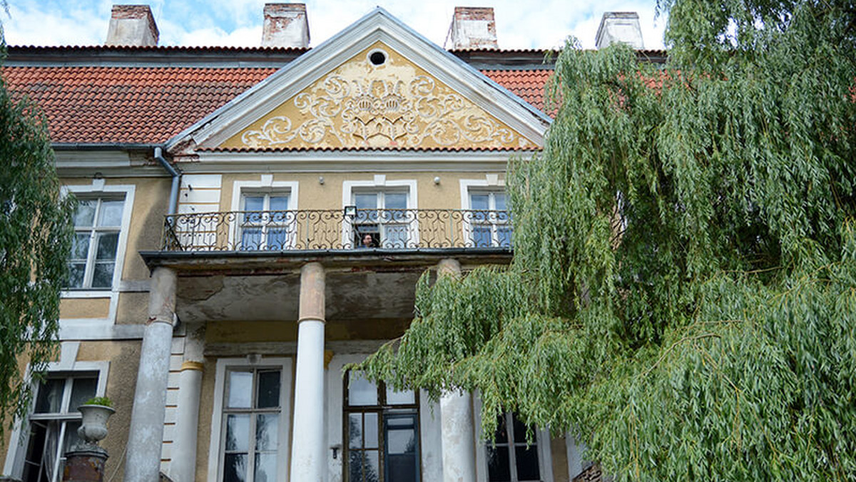 Po ponad 10 latach niszczenia pałac w przygranicznym Stolcu koło Polic ma zostać wyremontowany. Nowi właściciele chcą, by powstał w nim hotel w stylu lat 20 i 30 XVIII wieku. Obiekt przez dekadę stał niezagospodarowany, a starostwo polickie nie miało koncepcji i funduszy na renowację.