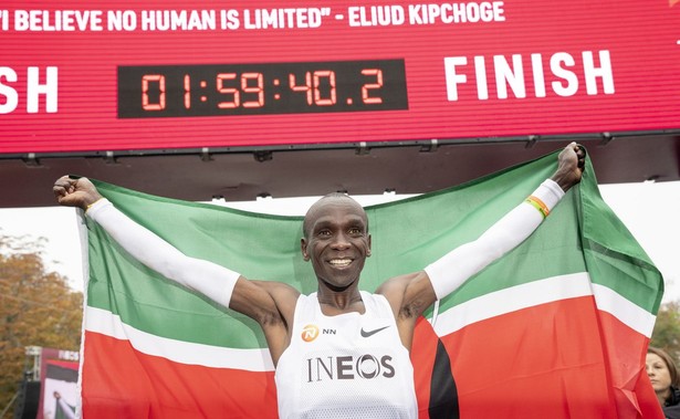 Wynik Kipchoge w maratonie wzbudza zachwyt i... wątpliwości