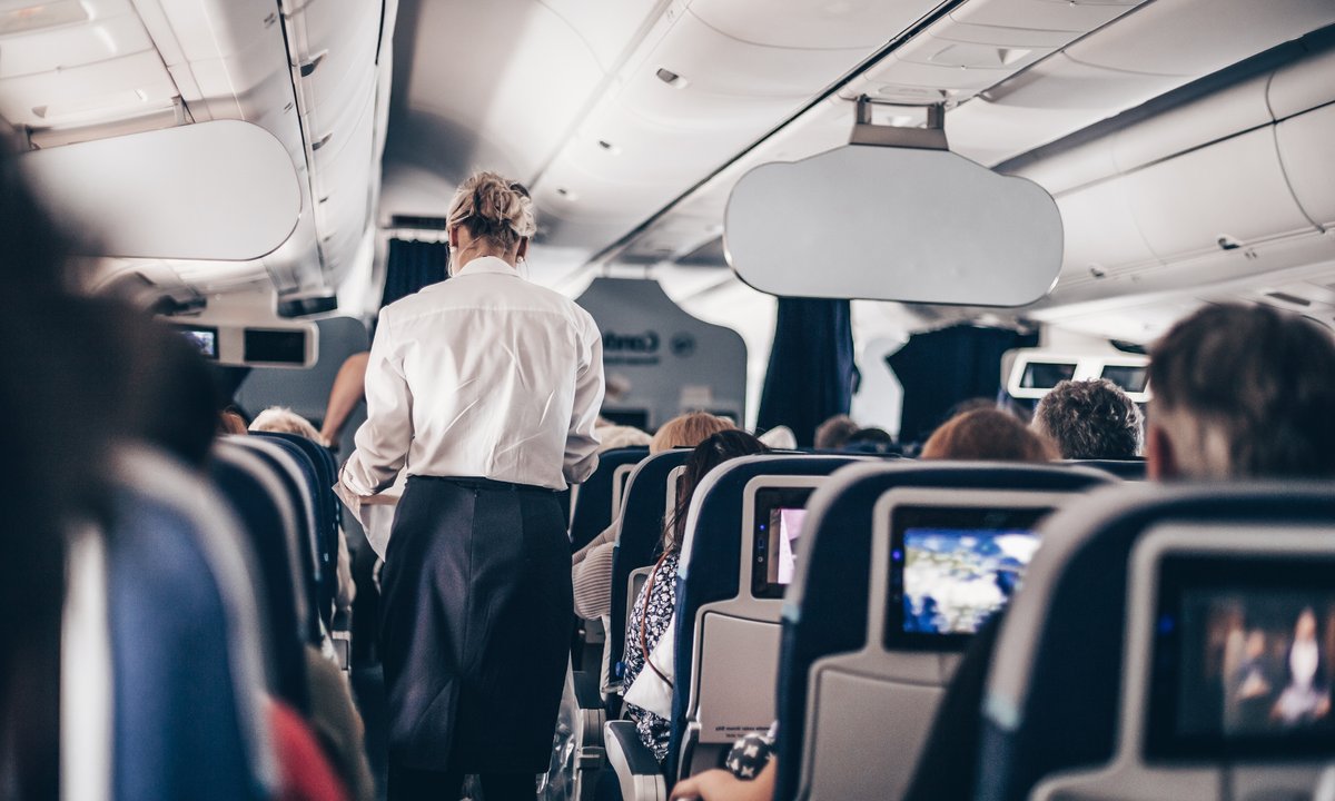 Stewardesa rozlała wino na markową torebkę. Pasażerka żąda 25 tys. zł odszkodowania