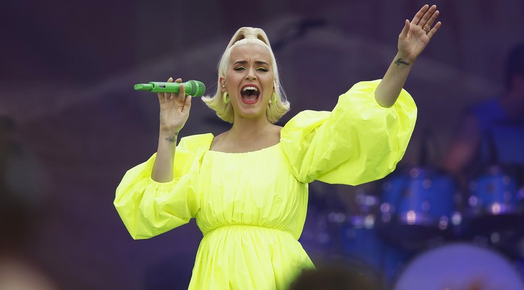 Katy Perry videóban mutatta meg kerekedő pocakját, a baba nyár végén érkezik