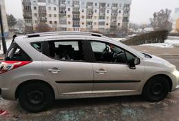 Łódź: zdemolował 6 aut, bo był zły na kolegę. Zatrzymał go lokator z pałką