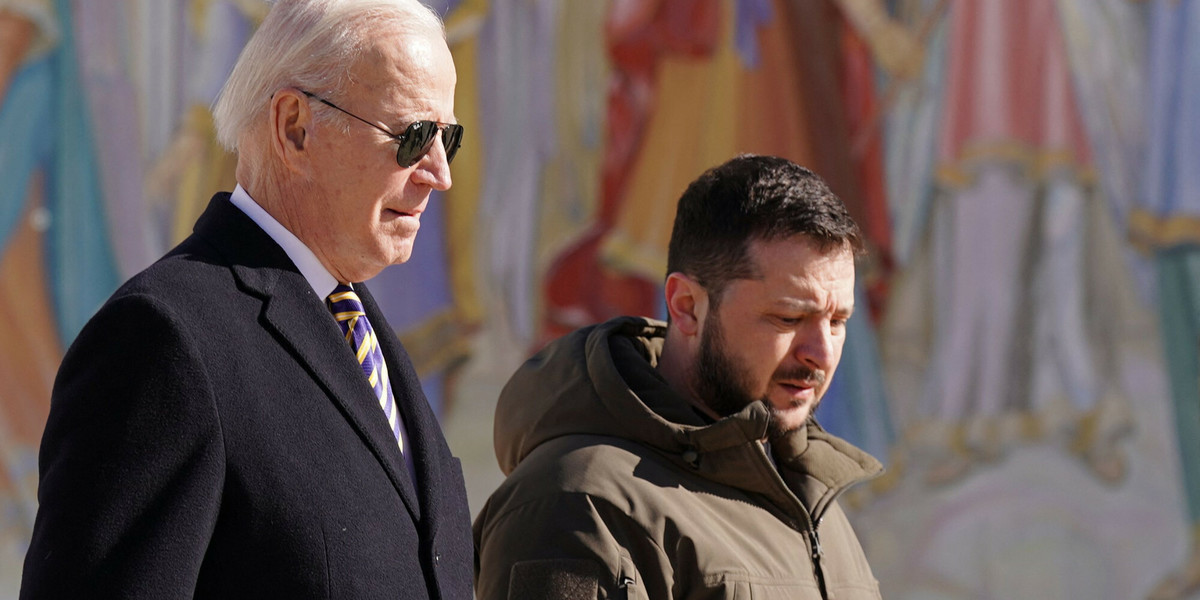 Prezydent USA Joe Biden (od lewej) i prezydent Ukrainy Wołodymyr Zełenski podczas spotkania w Kijowie. Ukraina, 20 lutego 2023 r.