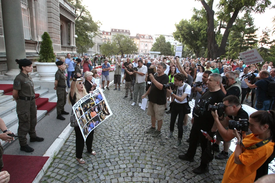 Učesnici protesta upućivali su seksističke komentare pripadnicama "Kobre" Vojske Srbije