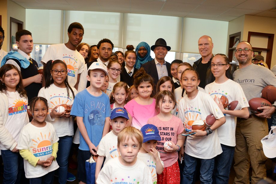 Reggie Jackson and Canadian hockey star Mark Messier posed and gave autographs.