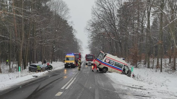 Groźny wypadek pod Olsztynkiem. Karetka zderzyła się z samochodem osobowym