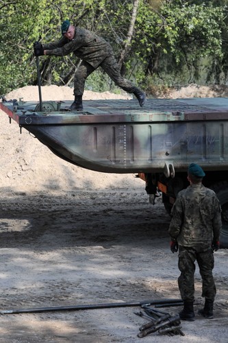 Przygotowania do montażu mostu pontonowego na Wiśle