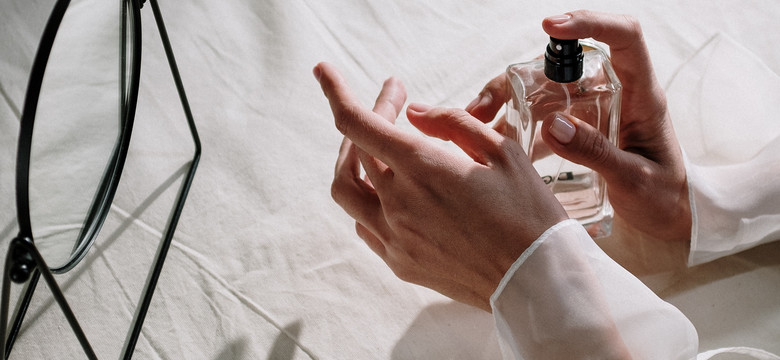 Ta metoda sprawi, że latem perfumy będą dłużej utrzymywać się na skórze