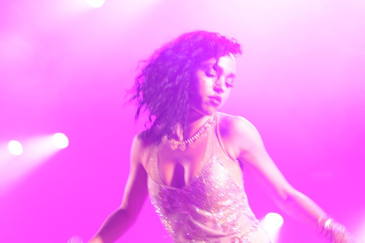 FKA Twigs podczas występu w Warszawie