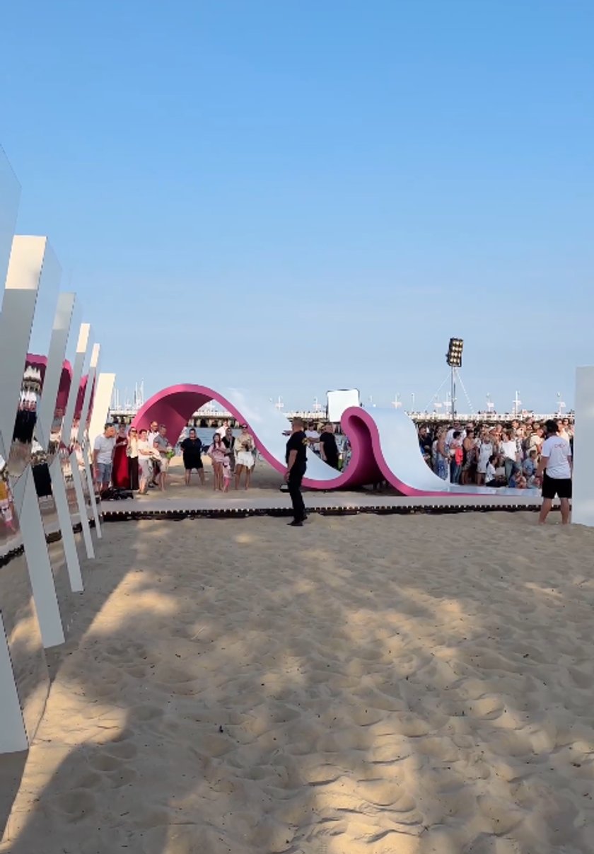 Pokaz "Top Model" na plaży w Sopocie.