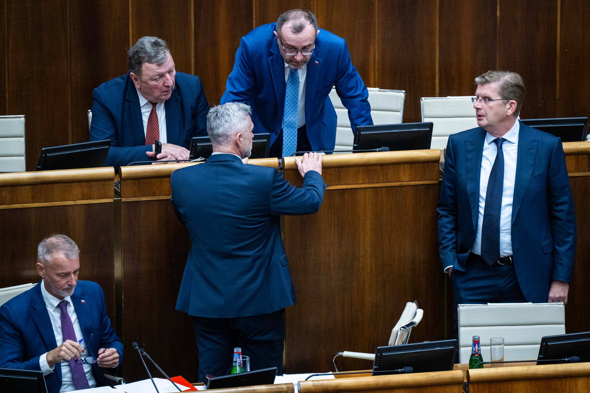 Zľava horný rad Ján Blcháč, Róbert Puci, dolný rad zľava predseda NR SR Richard Raši, podpredsedovia NR SR Tibor Gašpar a Peter Žiga.