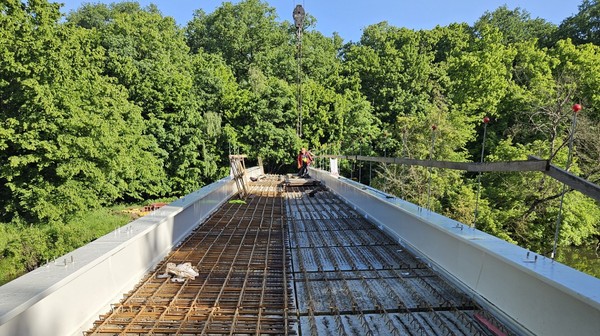 Kładka z konstrukcja stalową nad rzeką