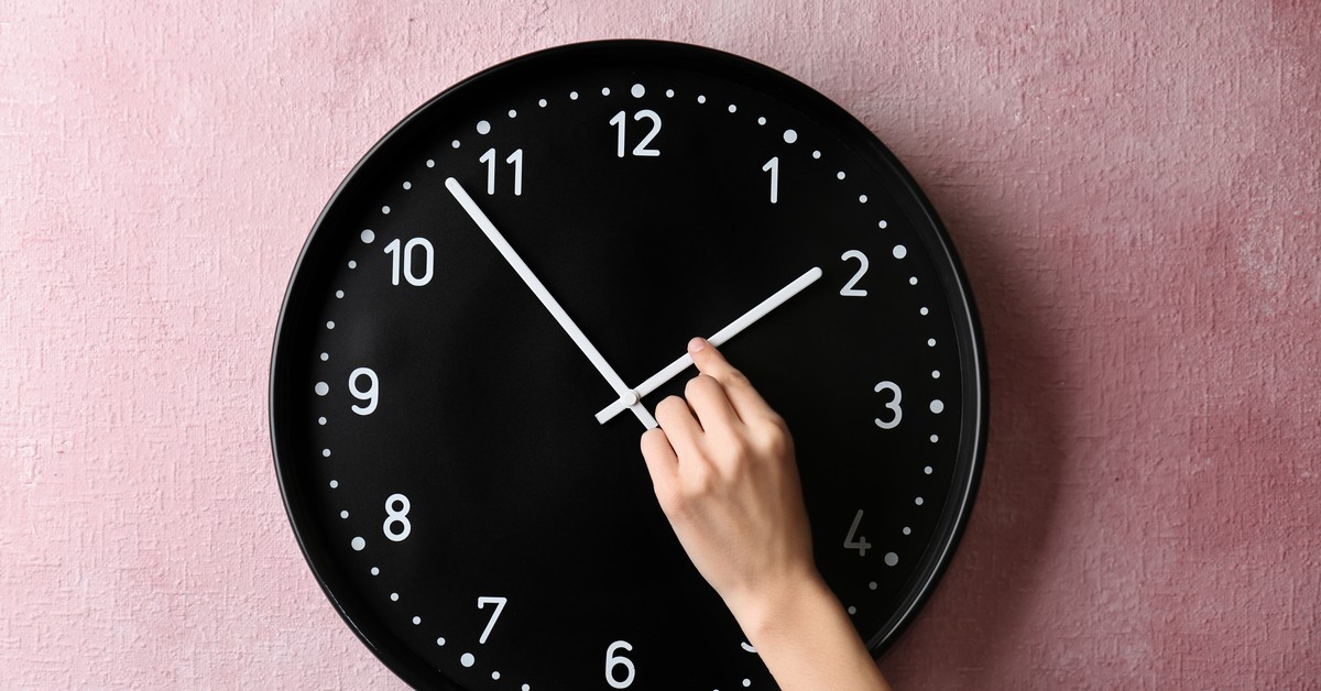 Zmiana czasu w zimowy zwykle wydłuża pracę w nocy o godzinę