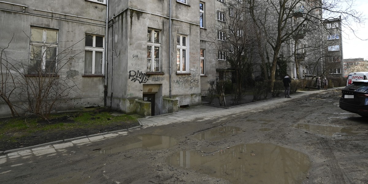 Mieszkańcy bloku przy pl. Pereca są przerażeni stanem podwórka. Dawniej w tym miejscu znajdował się trawnik.