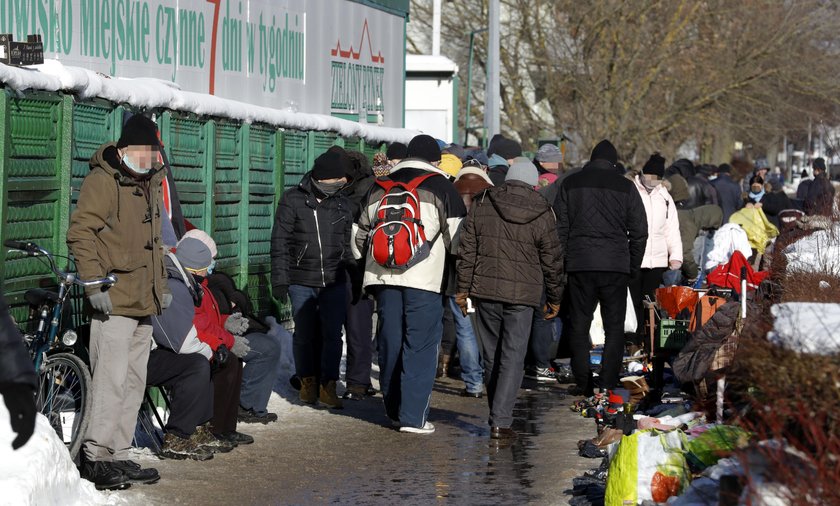 Niedziela 14 lutego przy rynku na gdańskim Przymorzu.