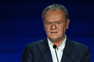 Koktajl Mołotowa pod siedzibą PO. Tusk: Kaczyński ponosi odpowiedzialność