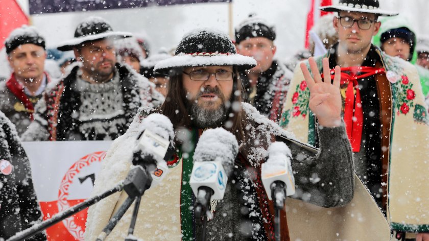 Górale zapraszają Dudę na narty: "Nie musi pan się przebierać, jak Emilewicz"