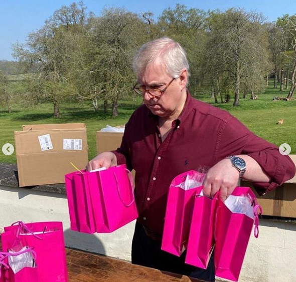 Książę Andrzej i Sarah Ferguson pakują przesyłki dla pracowników hospicjum