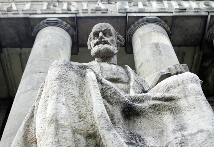 Takie monumentalne rzeźby otaczają Pałac Kultury w Warszawie