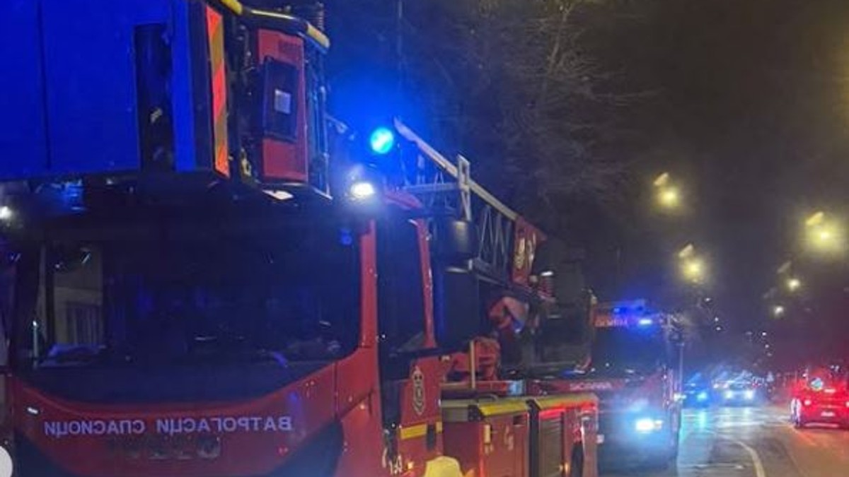 (FOTO) CEO KOMŠILUK NA NOGAMA ZBOG ZAGORELE VEČERE! Drama u Novom Sadu: U zgradi se pojavio DIM, tri vatrogasna vozila odmah reagovala  Kép