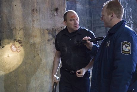 PRISON BREAK: Bellick (Wade Williams, L) find evidence of the escapees in the PRISON BREAK season finale episode 'Flight' airing Monday, May 15 (8:00-9:00 PM ET/PT) on FOX. ©2006 Fox Broadcasting Co. Cr: C. Hodes/FOX