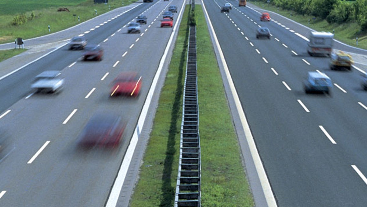 Dobre wieści dla kierowców przejeżdżających autostradą A1. Niebawem zniknie znak ograniczenia prędkości do 90 kilometrów na godzinę. Znak ustawiono na 19 kilometrze autostrady między zjazdem na Bełk a węzłem w Żorach. Dzisiaj w tym rejonie pojawiły się ekipy remontowe. Należy się więc liczyć z utrudnieniami w ruchu pomiędzy węzłem Rybnik a węzłem Żory.