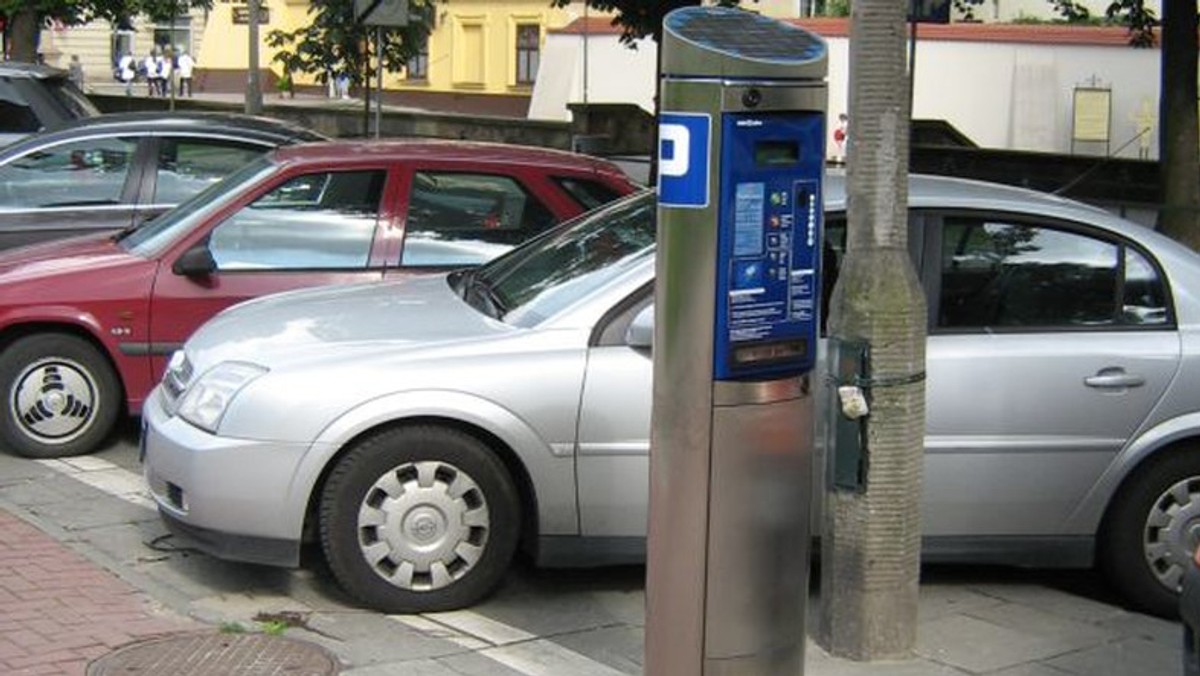 Kraków: Strefa płatnego parkowania. Nowe stawki za postój uchwalone