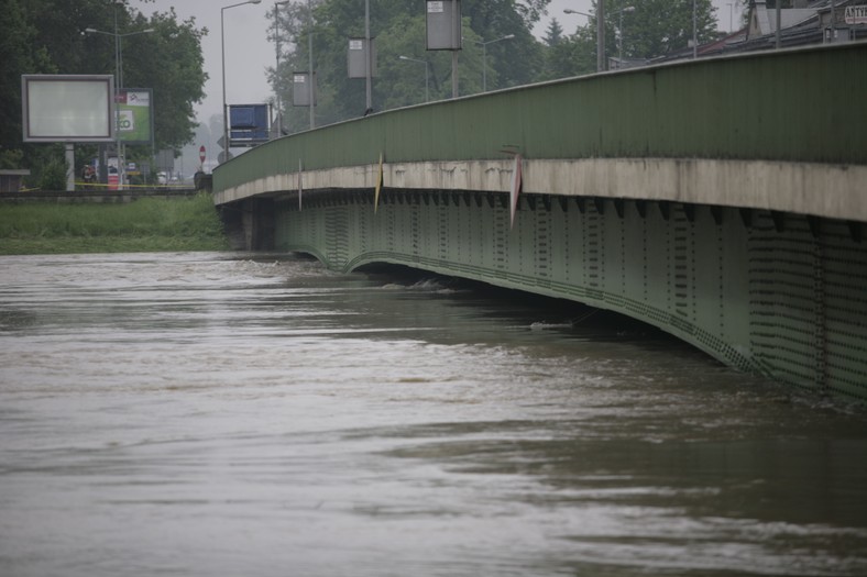 Most Dębnicki podczas powodzi 19 maja