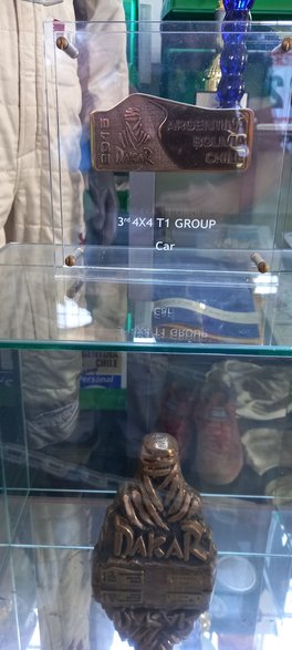 Trofea Hołowczyca z Rajdu Dakar