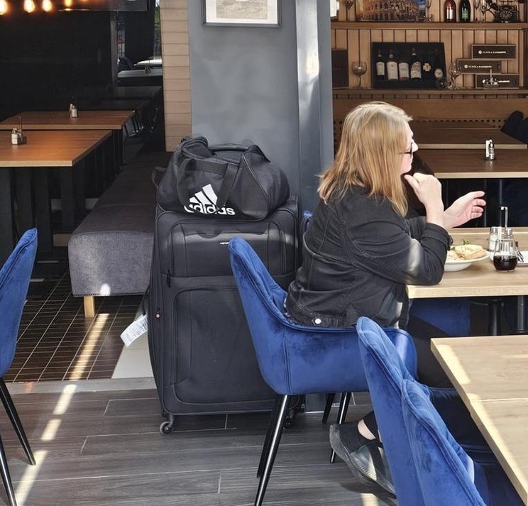 A hölgy jókora bőrönsdökkel érkezett, határozott szándéka voilt, hogy Hajdú Péterhez költözzön