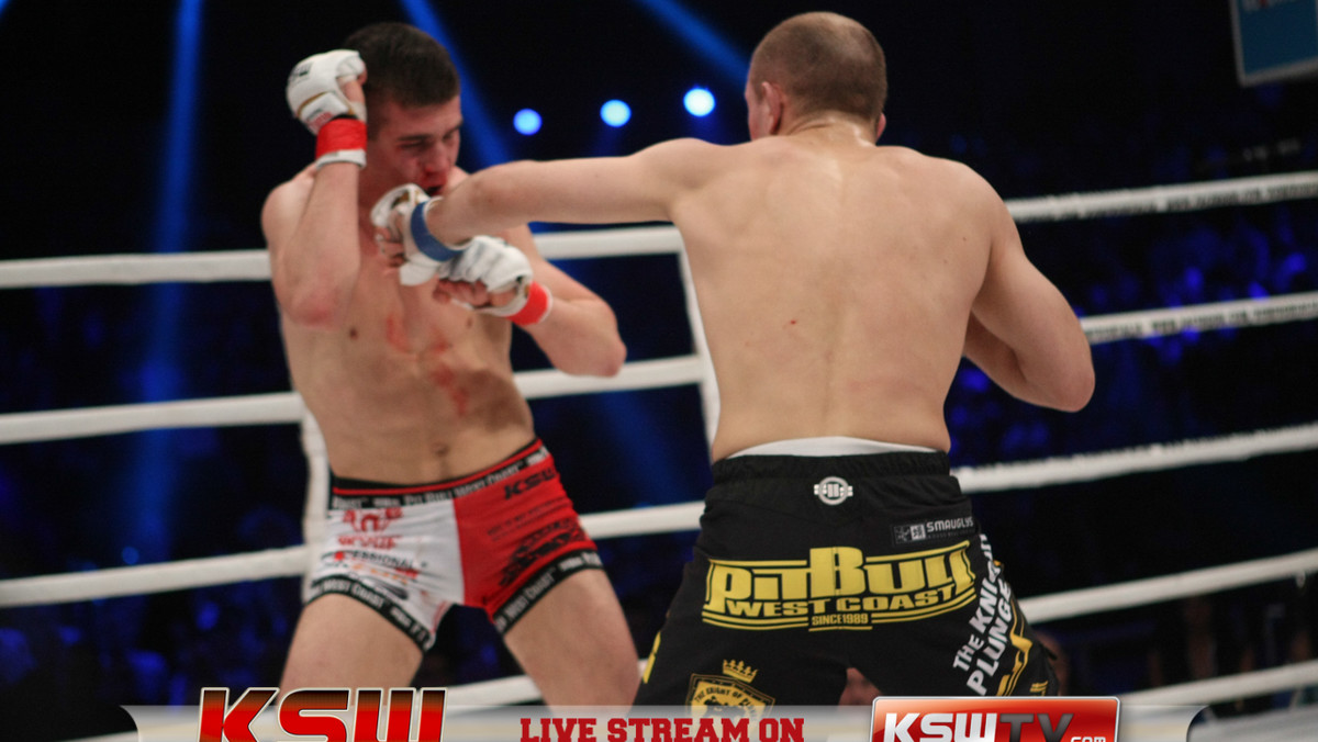 KSW26 rozpoczęło się od porażki polskiego zawodnika. W pierwszej walce głównej karty Litwin Sergej Grecicho okazał się lepszy od znacznie mniej doświadczonego Jakuba Kowalewicza. Polak miał w tej walce bardzo dobre momenty, ale Litwin zaimponował mądrością walki i znakomitą kondycją. Decyzja sędziów była jednogłośna.