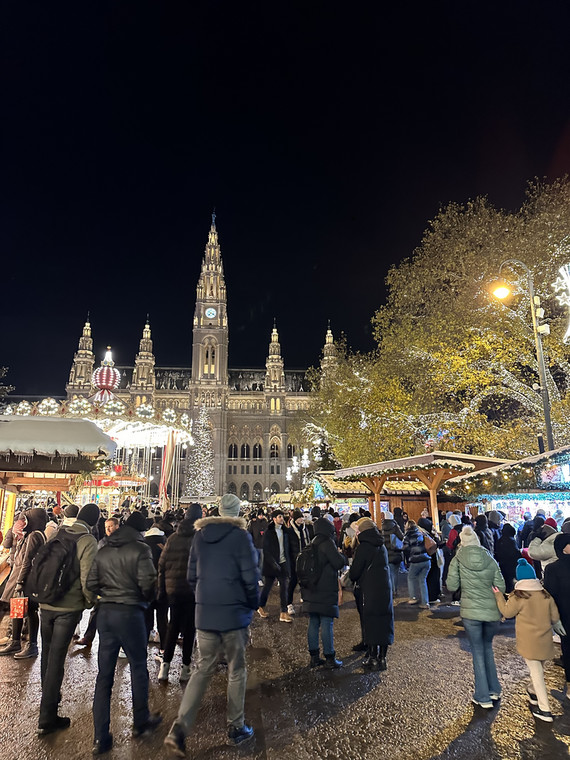 Jarmark świąteczny na Rathausplatz