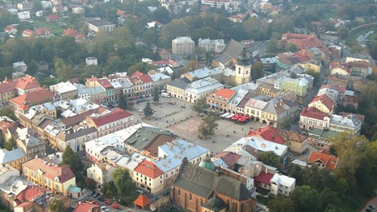 Pięć piwnic renesansowych odkryli archeolodzy przy zachodniej pierzei rynku w Krośnie (Podkarpackie) - poinformował w czwartek dyrektor Muzeum Podkarpackiego w tym mieście, Jan Gancarski.