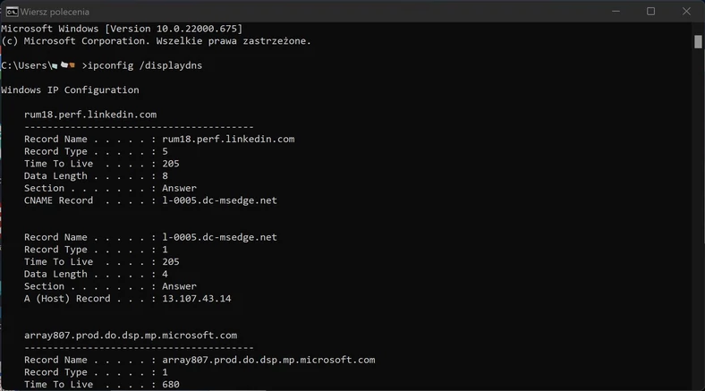 Komenda ipconfig /displaydns wyświetla informacje przechowywane w pamięci podręcznej DNS