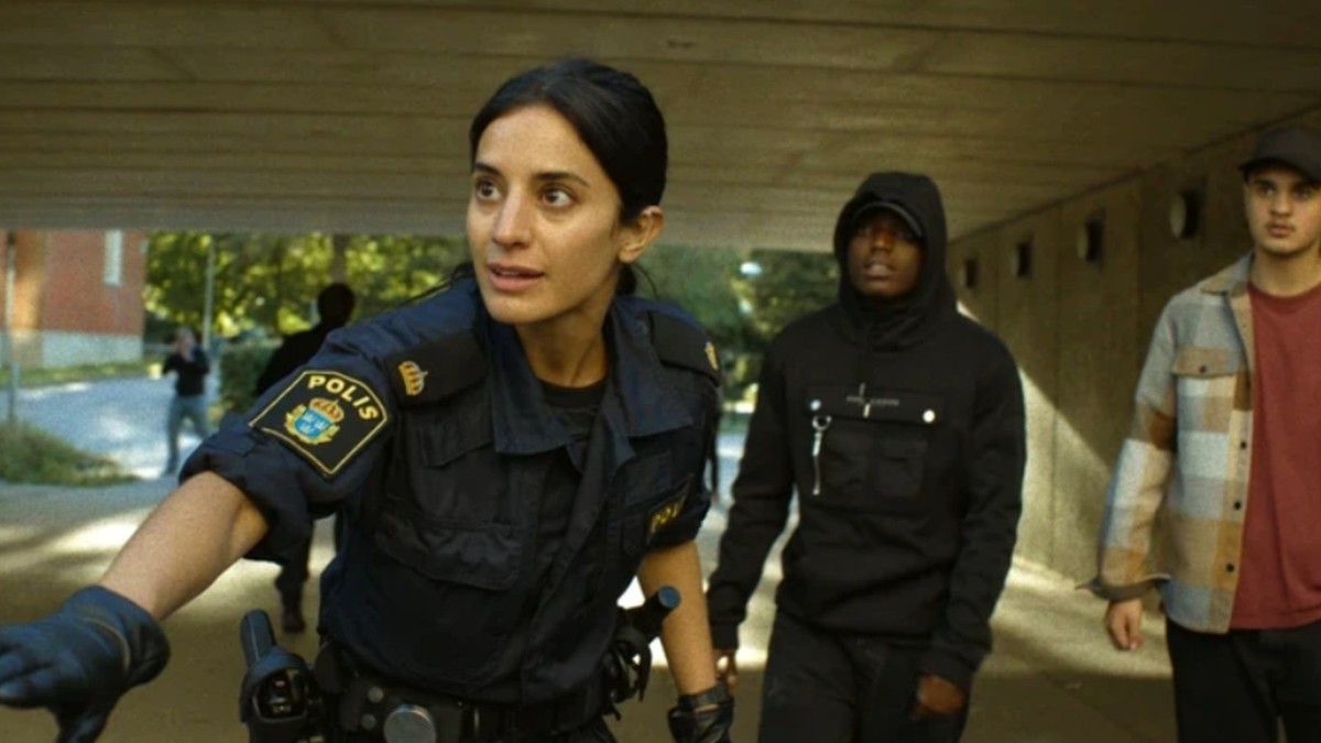 Sara Shirpey jako policjantka Sibel w serialu "Taelgia"