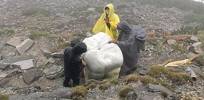 Dziwne zachowanie azjatyckich turystów. Wnieśli na Giewont gigantyczny ząb