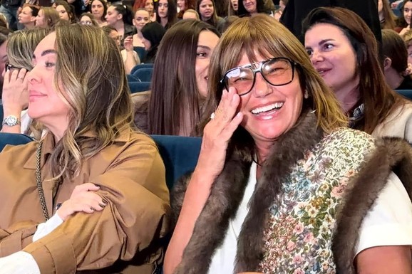 BRANKA NEVISTIĆ U PRVOM REDU SA MIŠKOVIĆEVOM ĆERKOM Bivša voditeljka sa Ivanom na koncertu Jakova Jozinovića: Šejlu muž ljubi pred svima, a evo ko je još tu od VIP faca (FOTO)