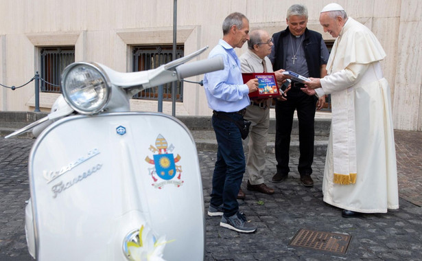 Papież dostał zabytkowy skuter Vespa. Oddał go polskiemu kardynałowi [FOTO]