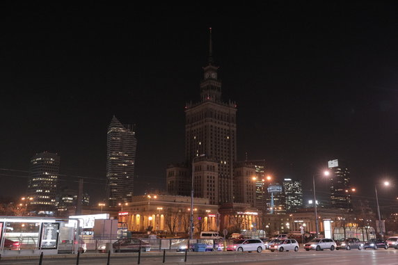 Warszawa, światła w Pałacu Kultury i Nauki wygaszone na znak protestu władz samorządowych wobec weta polskiego rządu w sprawie budżetu Unii Europejskiej.