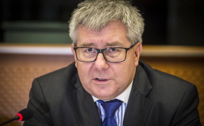 Czarnecki poinformował, że zarówno oficjalnie, jak i nieoficjalnie otrzymywał szereg sygnałów i sugestii, żeby się pokajał i przeprosił eurodeputowaną PO Różę Thun (za porównanie jej do szmalcownika)