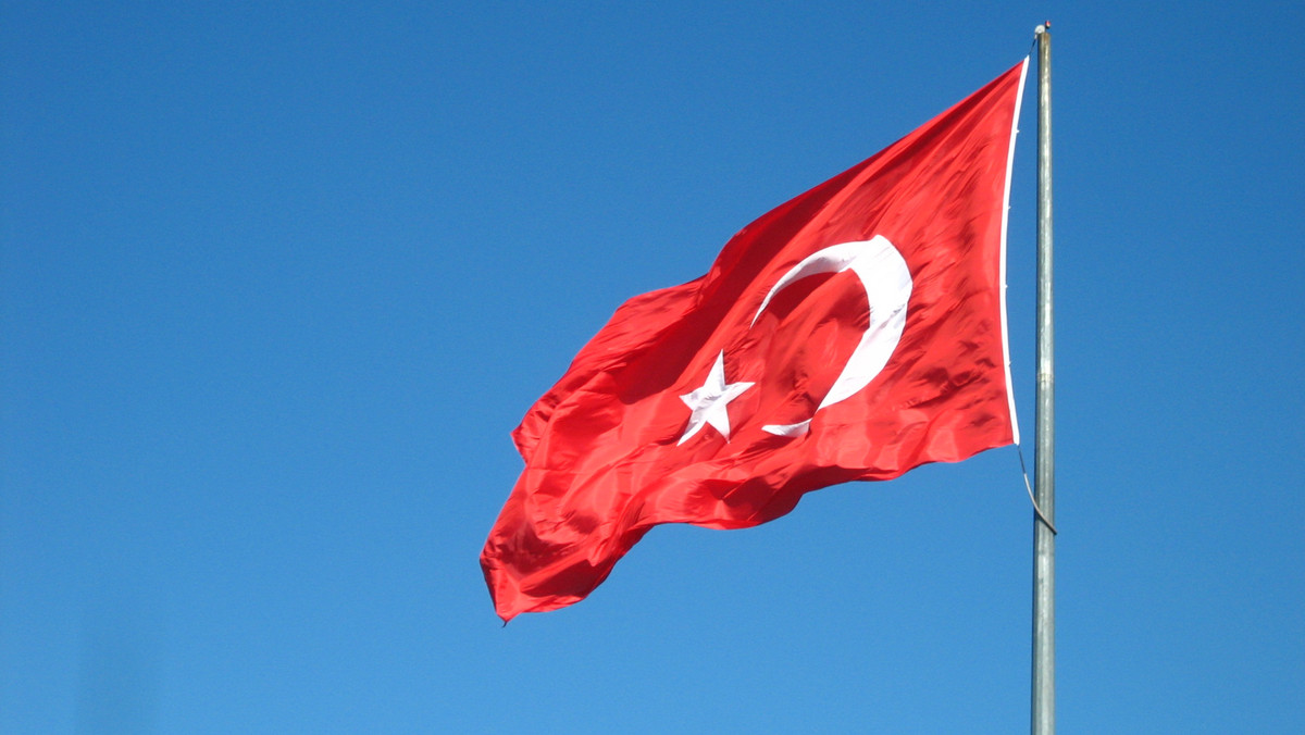 Tureckie ministerstwo spraw zagranicznych stanowczo potępiło przeprowadzony przez grecką straż przybrzeżną ostrzał tureckiego frachtowca na Morzu Egejskim. Strona turecka nazwała atak "nieproporcjonalnym aktem lekceważenia ludzkiego życia".
