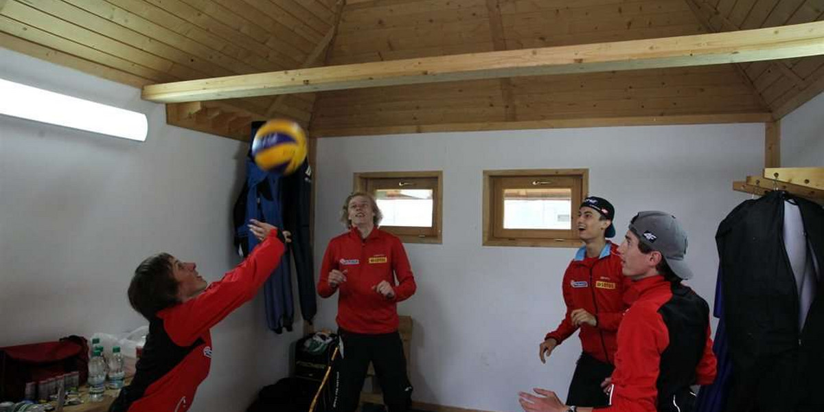 Polscy skoczkowie w ramach rozgrrzewki przed konkursem w Zakopanem grali w siatkówkę w... domu