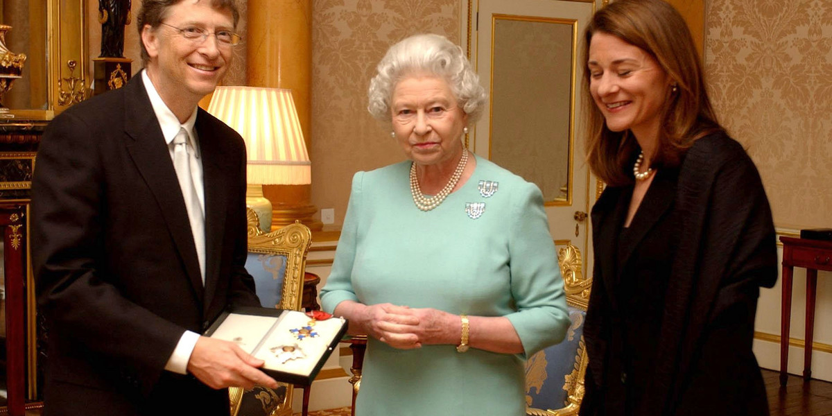 Elżbieta II, Bill Gates i jego żona Melinda w 2005 r. 