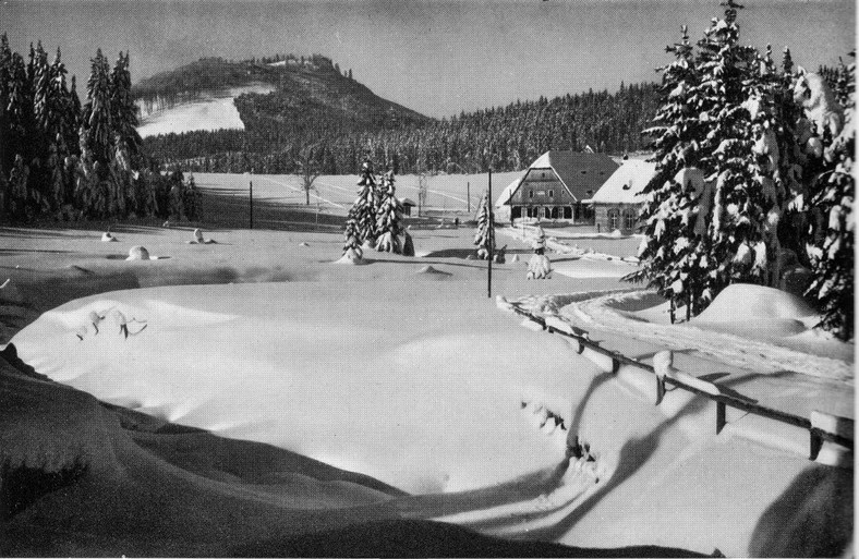 Gross Iser zimą w latach 20. XX wieku – na archiwalnym zdjęciu widać najprawdopodobniej nieistniejący Gasthaus zur Isermühle