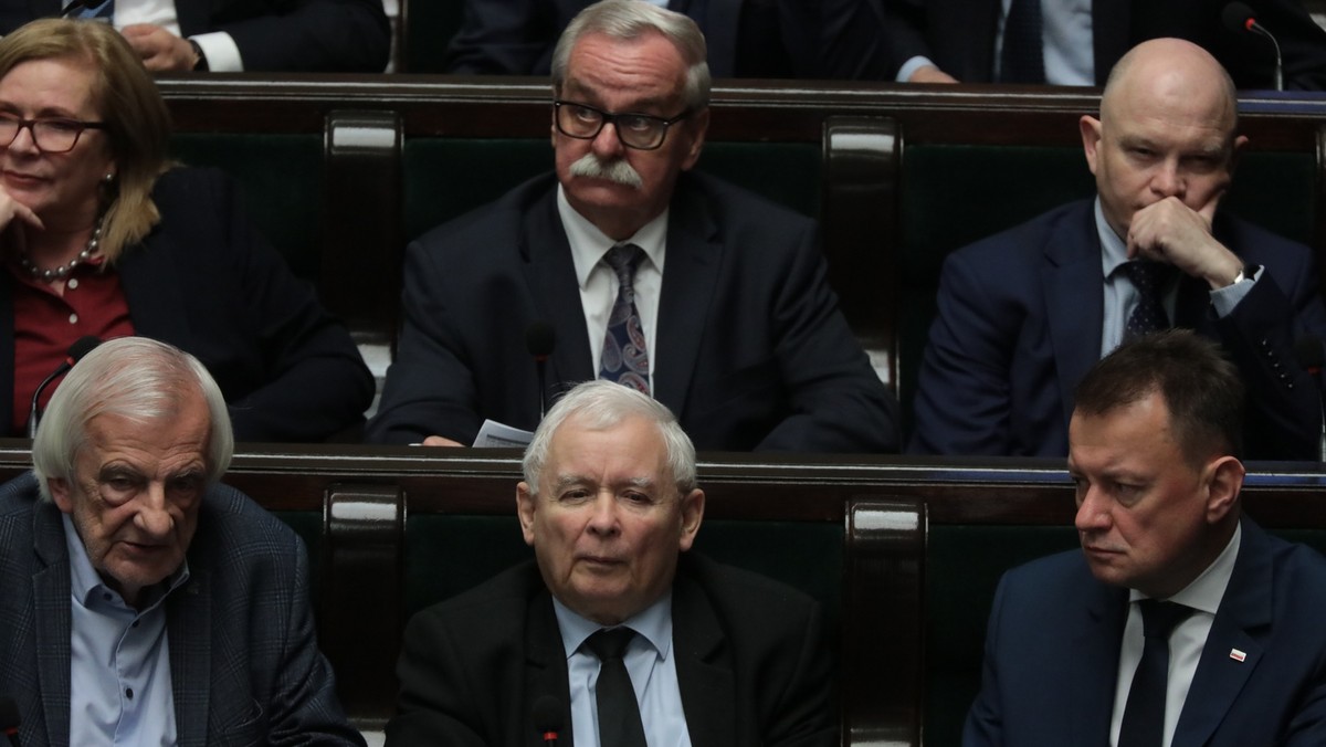 12.05.2022 Warszawa, ulica Wiejska. Sejm. Drugi dzień 54. posiedzenia Sejmu IX kadencji. Prezes PiS Jarosław Kaczyński, minister obrony narodowej Mariusz Błaszczak i wicemarszałek Sejmu Ryszard Terlecki.