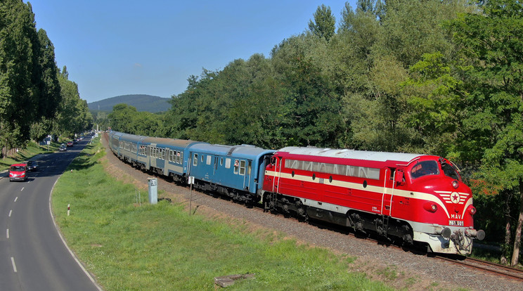  A Kék Hullám vonatot egy M61-es vitte el Ábrahámhegyre / Fotó: MTI /Máthé Zoltán