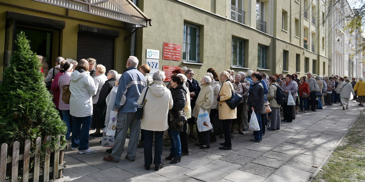 Kolejka do przychodni w Łodzi.