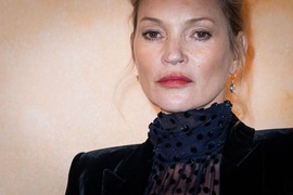 ŠOK FOTKE! Kejt Mos šeta sa BELIM PRAHOM po odeći i fanovi su SMRTNO ZABRINUTI: "Plačem dok ovo gledam, ona je MNOGO LOŠE"