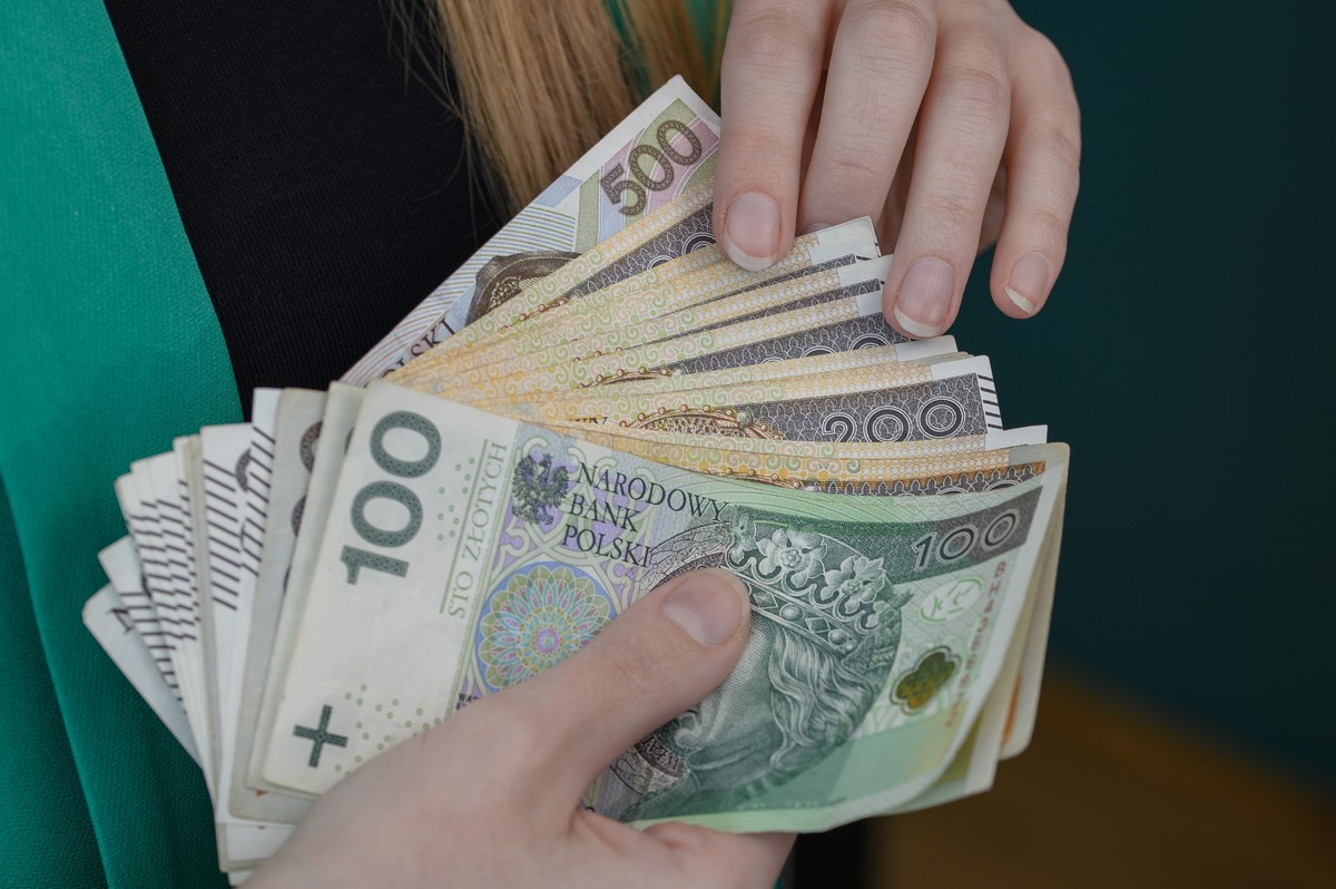 Zakład Ubezpieczeń Społecznych przewiduje jeszcze inne formy wsparcia finansowego, w tym świadczenia sięgające ponad 6000 złotych miesięcznie. Aby je uzyskać, wystarczy spełnić jeden, ściśle określony warunek.